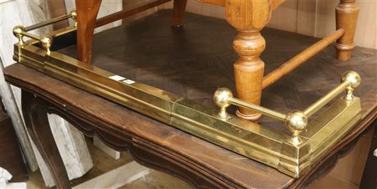 An Edwardian brass extending fire curb W.122cm unextended